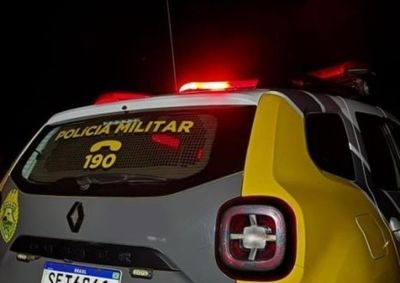 Celular foi encontrado escondido pr&oacute;ximo &agrave; lanchonete; segundo a PM, suspeito reagiu com chutes ao receber voz de pris&atilde;o