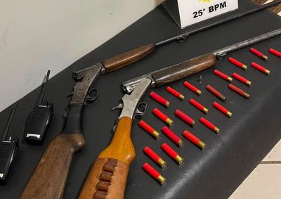 Pol&iacute;cia foi acionada ap&oacute;s den&uacute;ncia de amea&ccedil;as e apreendeu armas, muni&ccedil;&otilde;es de diferentes calibres e r&aacute;dios comunicadores.