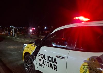 Ve&iacute;culo saiu da pista ap&oacute;s uma curva, atingiu uma cerca e capotou; motorista de 21 anos morreu no local.