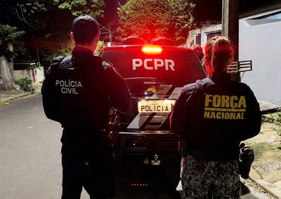 A&ccedil;&atilde;o integrada cumpriu mandados em seis bairros e apreendeu pistola 9 mm, muni&ccedil;&otilde;es, drogas, balaclava e placas veiculares nesta quinta-feira (13)