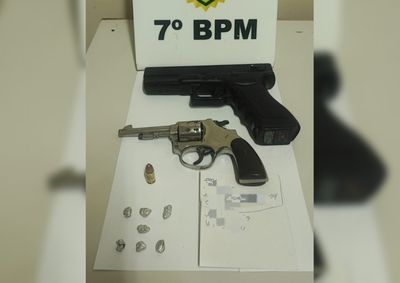A&ccedil;&atilde;o da Pol&iacute;cia Militar resultou na apreens&atilde;o de rev&oacute;lver, muni&ccedil;&atilde;o, simulacro e crack; dois homens foram encaminhados &agrave; delegacia