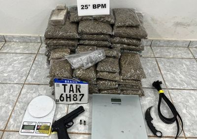 Suspeito foi preso na Vila Rural Menino Jesus; pol&iacute;cia tamb&eacute;m encontrou muni&ccedil;&otilde;es, simulacro e placa de motocicleta furtada.