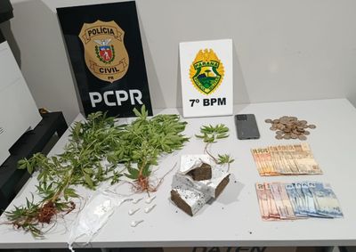 Mandado de busca realizado pela Pol&iacute;cia Civil e Militar apreendeu maconha, coca&iacute;na, p&eacute;s da planta, dinheiro e um celular.