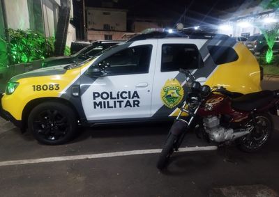 Homem foi localizado pela PM com ferimentos ap&oacute;s cair com a motocicleta, que havia sido furtada horas antes no centro da cidade.