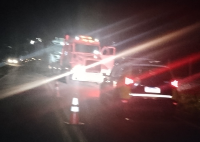 Acidente envolveu um caminh&atilde;o Volvo e um Jeep Renegade na noite desta segunda-feira (7); condutora do carro foi encaminhada ao hospital