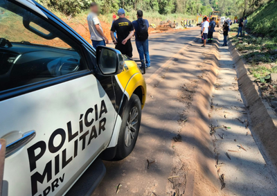 Caminh&atilde;o carregado com lajotas tombou no trecho entre Rondon e Cidade Ga&uacute;cha; condutor de 26 anos e passageiro de 14 anos morreram no local.