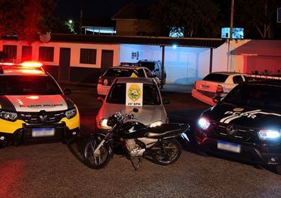Dilig&ecirc;ncias da PM e da Pol&iacute;cia Civil levaram sete suspeitos &agrave; delegacia, sendo cinco adolescentes, e recuperaram diversas pe&ccedil;as de motocicletas furtadas.