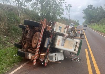 Acidente ocorreu no km 27, entre Douradina e Vila Formosa; dois trabalhadores estavam no ve&iacute;culo e n&atilde;o ficaram feridos.