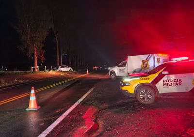 Acidente envolvendo um VW/Fox e uma caminhonete S10 deixou outras duas pessoas feridas; uma das v&iacute;timas foi socorrida em estado grave.