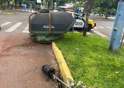 Durante o trajeto pelo Centro, carga atingiu cabos de internet e energia el&eacute;trica; parte do maquin&aacute;rio se desprendeu e caiu na rua.