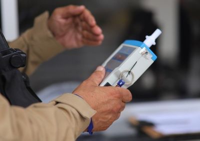 Ap&oacute;s den&uacute;ncias de dire&ccedil;&atilde;o perigosa no Centro, homem de 58 anos foi abordado pela PM; baf&ocirc;metro registrou 1,64 mg/L de &aacute;lcool.