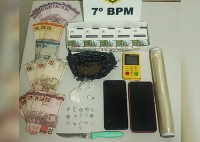 Dois envolvidos, de 17 e 31 anos, foram encaminhados &agrave; pol&iacute;cia ap&oacute;s a apreens&atilde;o de drogas, dinheiro trocado e outros materiais em uma resid&ecirc;ncia.