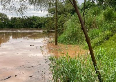 Eleva&ccedil;&atilde;o do n&iacute;vel do rio j&aacute; deixou rampa de acesso quase submersa; continuidade das chuvas pode provocar alagamentos em estradas rurais.