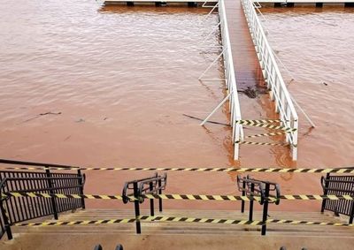 Passarela est&aacute; coberta pela &aacute;gua ap&oacute;s cheia; Itaipu e Defesa Civil monitoram o rio, que chegou a ficar mais de um metro acima do n&iacute;vel habitual