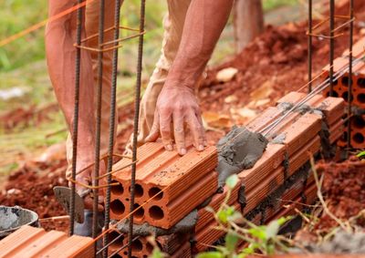 Vereadores pedem explica&ccedil;&otilde;es sobre atrasos que estariam impactando obras, investimentos e processos da constru&ccedil;&atilde;o civil no munic&iacute;pio.
