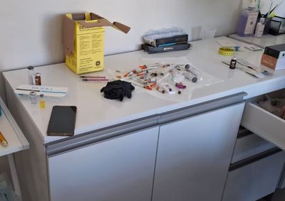 Procedimentos injet&aacute;veis eram realizados sem licen&ccedil;a sanit&aacute;ria e sem habilita&ccedil;&atilde;o exigida.