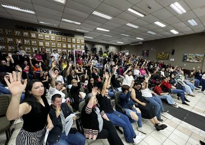Assembleia reuniu centenas de trabalhadores, recusou parcelamento da reposi&ccedil;&atilde;o salarial e tamb&eacute;m rejeitou mudan&ccedil;as na previd&ecirc;ncia municipal.