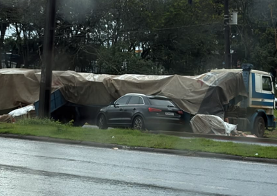 Acidente registrado na manh&atilde; desta quinta-feira provocou congestionamento e exigiu aten&ccedil;&atilde;o redobrada dos motoristas na regi&atilde;o do viaduto da Avenida JK.