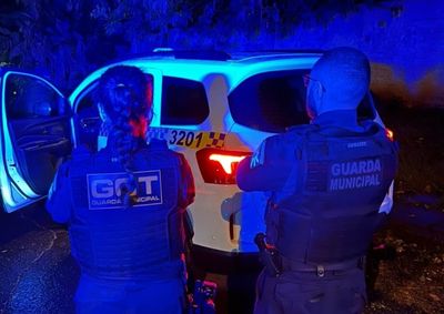 Carro roubado foi encontrado pouco tempo depois por equipe da Guarda Municipal em outro bairro da cidade.