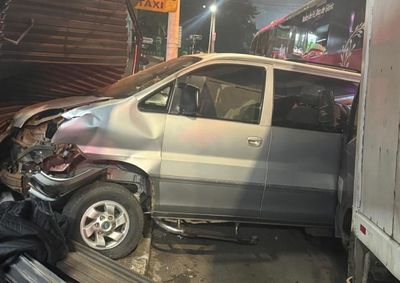 Acidente no microcentro deixou dois feridos, destruiu estruturas met&aacute;licas e causou grandes danos materiais na manh&atilde; deste s&aacute;bado (6).