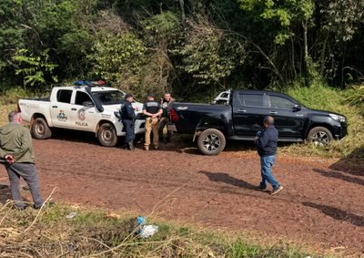 Suspeitos abandonaram a Hilux e fugiram para uma &aacute;rea de mata em Hernandarias. Pol&iacute;cia Federal confirmou que o ve&iacute;culo havia sido roubado um dia antes.