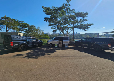 Monitoramento na margem do Rio Paran&aacute; levou policiais at&eacute; im&oacute;vel utilizado para armazenar droga trazida do Paraguai; van tamb&eacute;m foi apreendida.