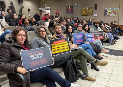 Mobiliza&ccedil;&atilde;o ocorreu durante a presta&ccedil;&atilde;o de contas da Secretaria de Educa&ccedil;&atilde;o e reuniu professores e servidores em defesa da valoriza&ccedil;&atilde;o da categoria.