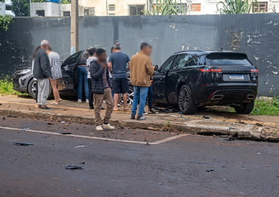Mulher que estava no banco do passageiro ficou ferida e foi levada ao hospital. Um dos motoristas sofreu apenas ferimentos leves.