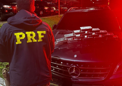 Abordagem em Santa Terezinha de Itaipu revelou compartimento oculto com a droga. Casal foi levado &agrave; Pol&iacute;cia Federal em Foz do Igua&ccedil;u por tr&aacute;fico.