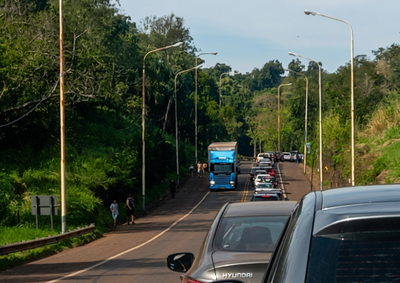Setor comercial relata cancelamentos, queda no movimento e pede uni&atilde;o para pressionar autoridades por uma solu&ccedil;&atilde;o definitiva para a travessia da fronteira.
