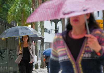 Cidade est&aacute; entre os munic&iacute;pios atingidos pelos temporais no Paran&aacute; e previs&atilde;o indica novos epis&oacute;dios de chuva forte, ventos e descargas el&eacute;tricas.