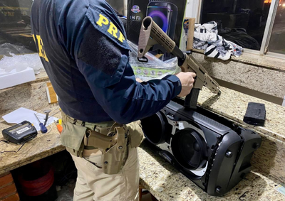Passageiro embarcou em Foz do Igua&ccedil;u e levava arma comprada no Paraguai para o Rio Grande do Sul.