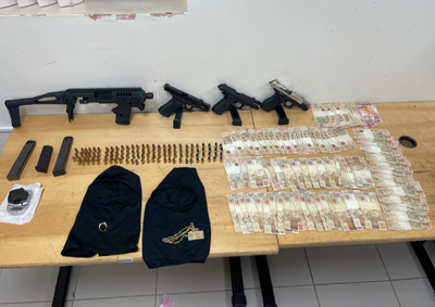 Tr&ecirc;s pistolas, 111 muni&ccedil;&otilde;es, kit Roni, haxixe marroquino e mais de R$ 5 mil foram apreendidos durante a opera&ccedil;&atilde;o.