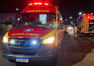 Ve&iacute;culo despencou em uma ribanceira depois de atingir barreira de concreto. Bombeiros fizeram o desencarceramento e v&iacute;tima foi levada ao hospital.