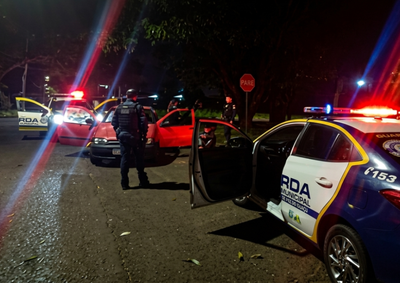 Jovem paraguaio de 19 anos foi abordado na Vila Portes ap&oacute;s ser flagrado dirigindo com os far&oacute;is apagados. 