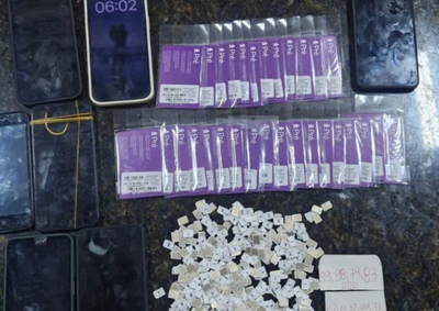Mandado de busca resultou na apreens&atilde;o de celulares. Investiga&ccedil;&atilde;o busca identificar todos os integrantes do esquema criminoso.
