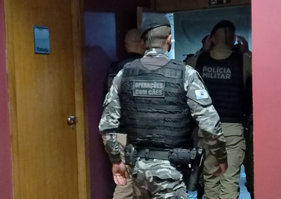 Opera&ccedil;&atilde;o coordenada pelo Gaeco busca desarticular grupo investigado por comandar crimes a partir de unidades prisionais.