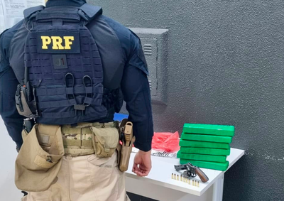 Homem de 28 anos demonstrou nervosismo durante fiscaliza&ccedil;&atilde;o da PRF e acabou flagrado com droga, arma e muni&ccedil;&otilde;es na bagagem.