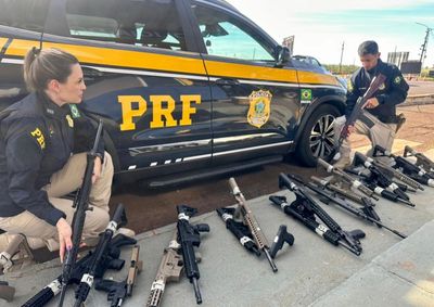 Caminh&atilde;o vindo da Argentina escondia 26 fuzis, 16 pistolas, milhares de muni&ccedil;&otilde;es e carregadores; motorista foi preso.