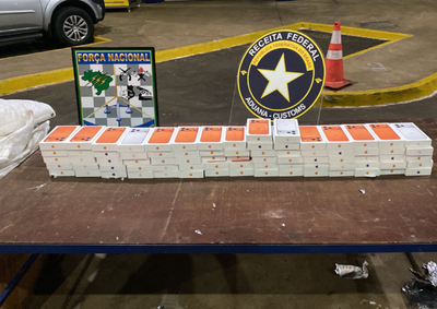 Carga avaliada em cerca de R$ 530 mil estava oculta no painel do ve&iacute;culo. Motorista foi levado &agrave; Pol&iacute;cia Federal em Foz do Igua&ccedil;u.
