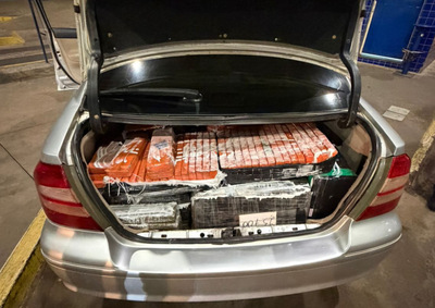 Motorista paraguaio foi preso e encaminhado &agrave; Pol&iacute;cia Federal ap&oacute;s servidores encontrarem 380,7 quilos da droga.