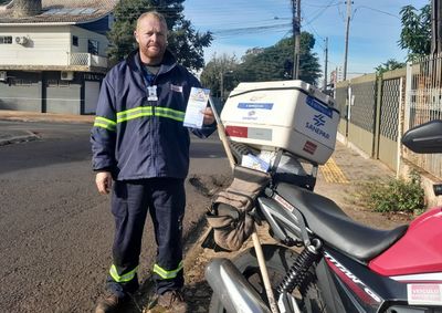 Clientes de Foz do Igua&ccedil;u j&aacute; podem quitar ou parcelar d&eacute;bitos diretamente com o agente de campo usando cart&atilde;o, sem precisar sair de casa.