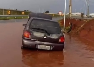 Motoristas enfrentaram alagamento no acesso &agrave; Perimetral Leste. Um ve&iacute;culo ficou parado ap&oacute;s pane e tr&acirc;nsito foi prejudicado.