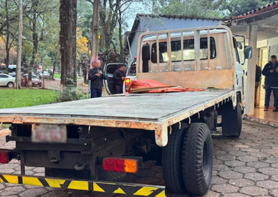 Ve&iacute;culo semelhante aos usados no com&eacute;rcio foi adaptado com esconderijo para transportar entorpecentes.