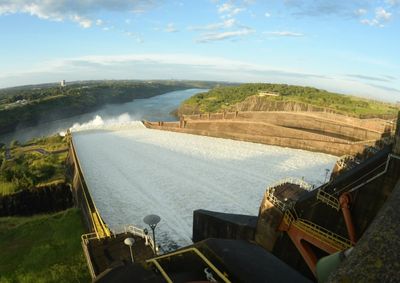 Reservat&oacute;rio se aproximou do limite operacional ap&oacute;s chuvas na bacia do rio Paran&aacute;. Medida garante a seguran&ccedil;a da usina.
