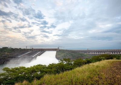 Opera&ccedil;&atilde;o foi iniciada na manh&atilde; deste domingo (12) para controlar o n&iacute;vel do reservat&oacute;rio e do Rio Paran&aacute;. Previs&atilde;o &eacute; de encerramento no fim da tarde.