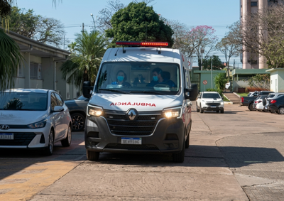 Embarca&ccedil;&atilde;o virou durante passeio tur&iacute;stico. Tr&ecirc;s turistas holandeses foram levados ao hospital e a Marinha abriu investiga&ccedil;&atilde;o sobre o caso.