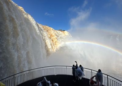 Rio Igua&ccedil;u despeja 4,9 milh&otilde;es de litros por segundo nesta segunda (13). Passarela segue aberta e parque espera mais de 200 mil visitantes nas f&eacute;rias.