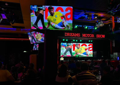 Estrutura com tel&atilde;o e 18 TVs promete criar clima de est&aacute;dio durante as oitavas de final do Mundial.