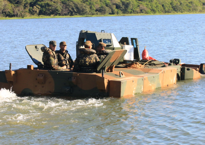 Militares do 34&ordm; BI Mec realizaram treinamento de navega&ccedil;&atilde;o com o ve&iacute;culo 6x6, ampliando a capacidade de atua&ccedil;&atilde;o em miss&otilde;es estrat&eacute;gicas.
